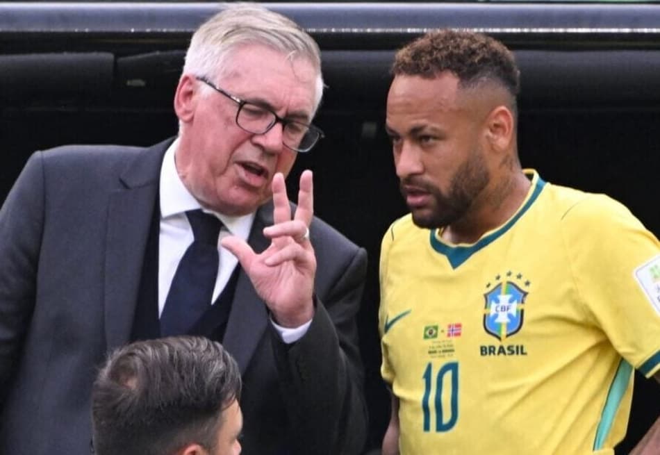 Davide e Carlo Ancelotti passam orientações para Neymar e Danilo Santos durante Brasil x Noruega