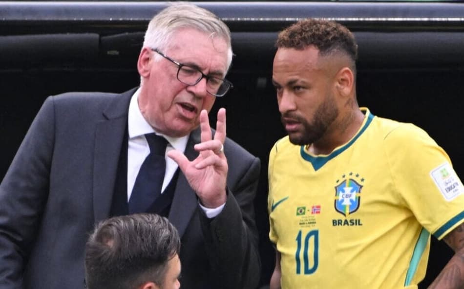 Davide e Carlo Ancelotti passam orientações para Neymar e Danilo Santos durante Brasil x Noruega