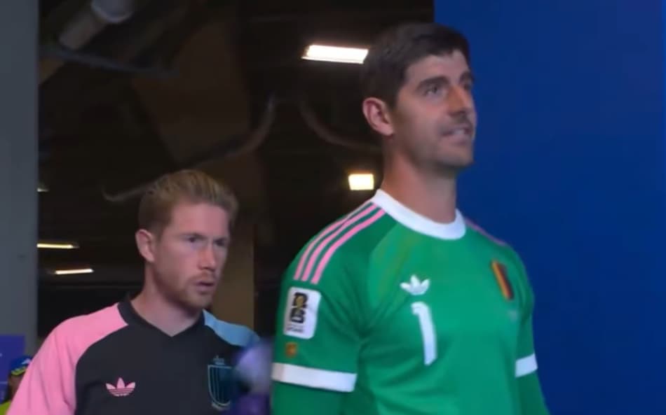 De Bruyne e Courtois em jogo da Bélgica