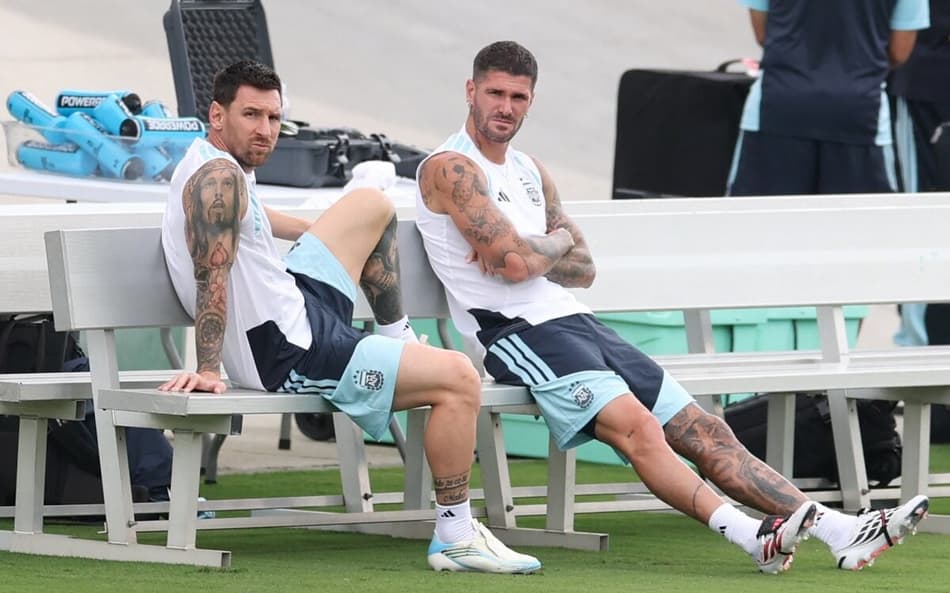 De Paul e Lionel Messi durante treino para enfrentar a Inglaterra na Copa do Mundo
