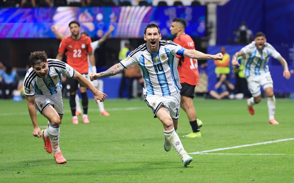 De braços abertos, Messi celebra gol de empate da Argentina contra o Egito