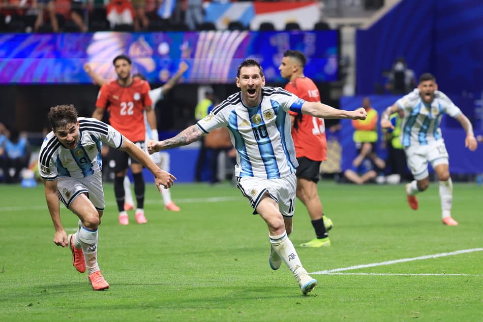De braços abertos, Messi celebra gol de empate da Argentina contra o Egito
