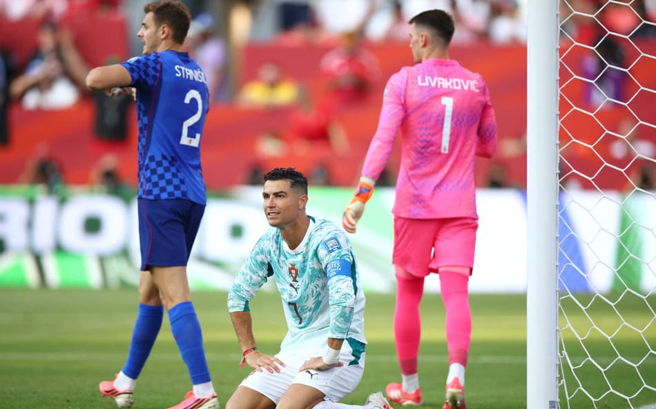 De joelhos, Cristiano Ronaldo lamenta lance durante Portugal x Croácia