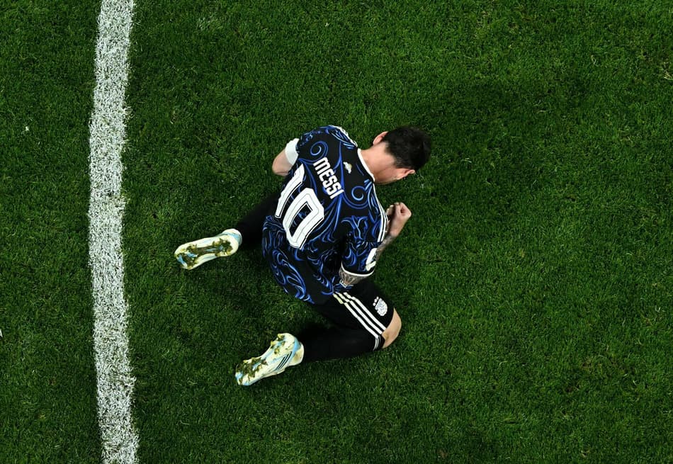 De joelhos, Messi comemora classificação da Argentina para a final da Copa do Mundo