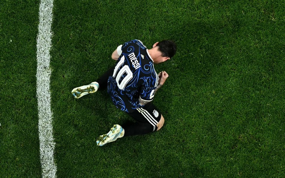 De joelhos, Messi comemora classificação da Argentina para a final da Copa do Mundo