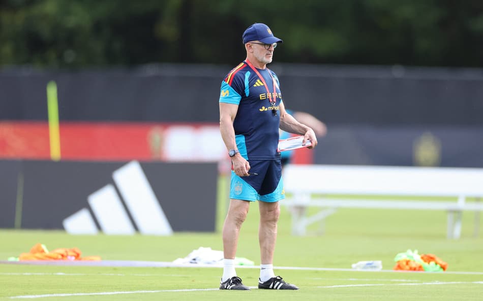 Técnico Luis de la Fuente comandando treino da Espanha na Copa