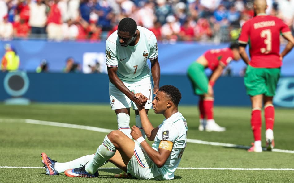 Dembélé ajuda Mbappé a levantar durante França x Marrocos