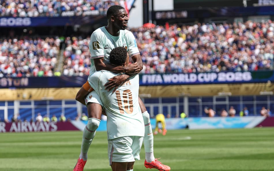 Dembélé comemora gol da França na Copa do Mundo com Mbappé
