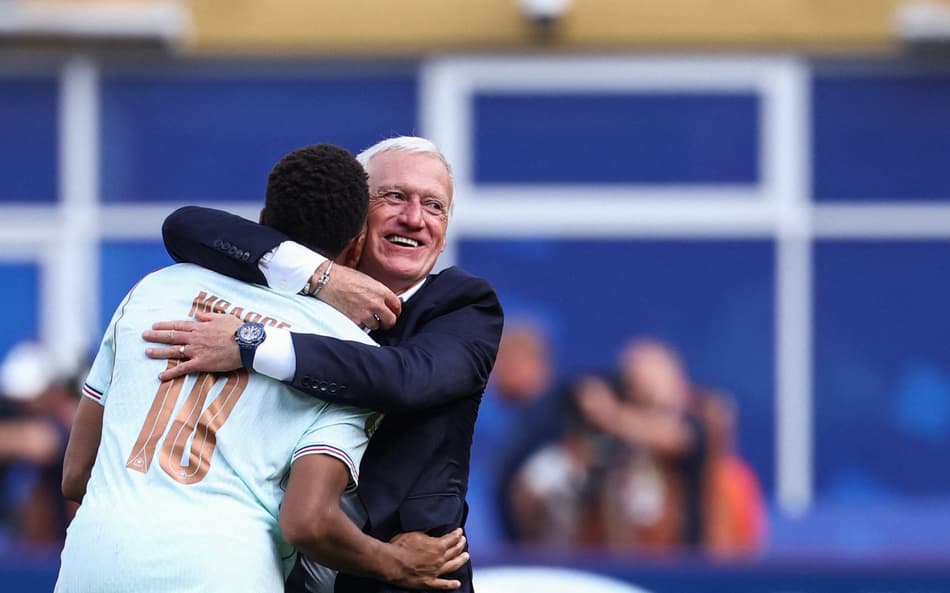 Deschamps abraça Mbappé após vitória da França