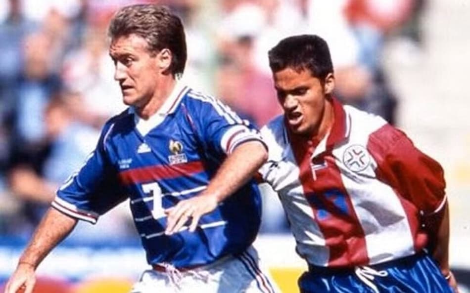 Didier Deschamps, atual técnico da França, domina a bola em jogo contra o Paraguai em 1998