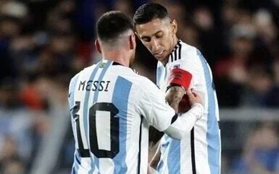 Messi passando a braçadeira de capitão para Di MAría na Seleção da Argentina