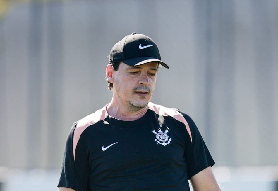 Fernando Diniz olhando para a bola durante treino no Corinthians