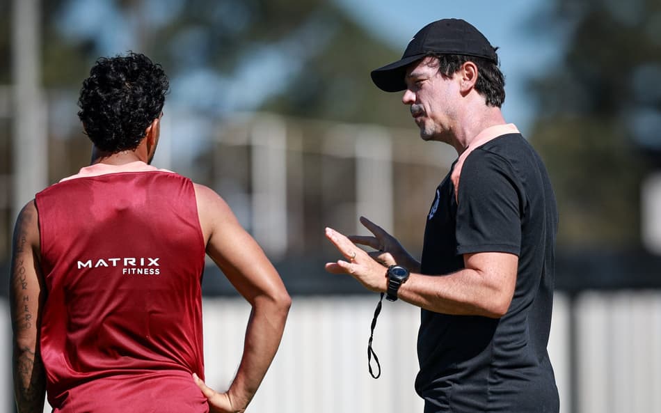 Diniz comanda treino do Corinthians no CT Joaquim Grava
