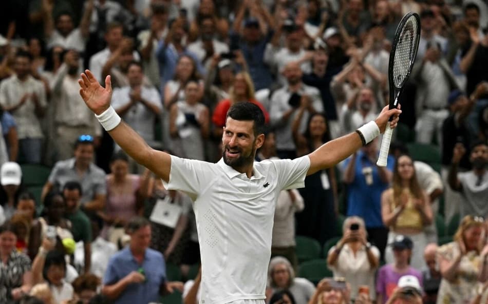 Djokovic abre os braços para comemorar vaga na semifinal de Wimbledon