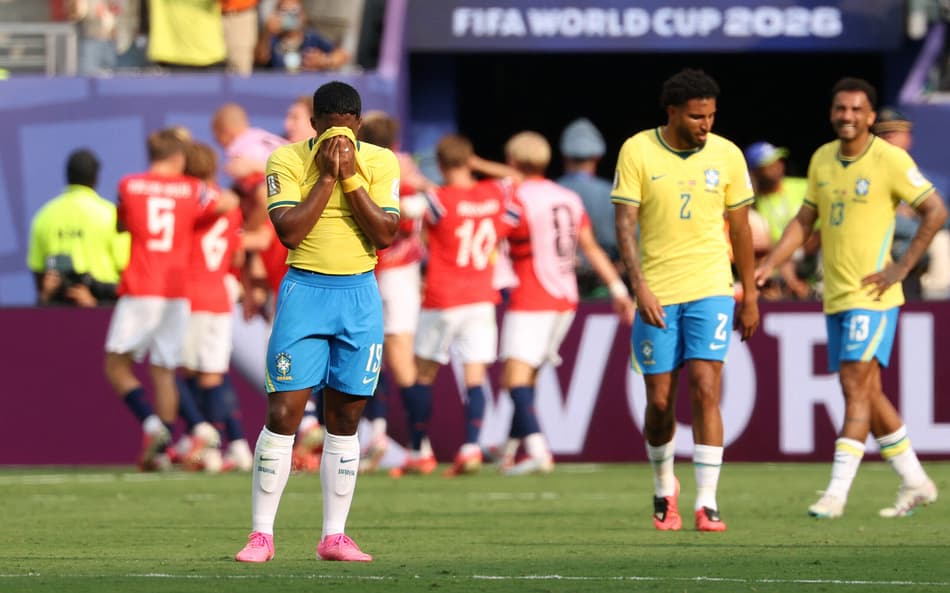 Endrick cabisbaixo contra a Noruega na Copa do Mundo
