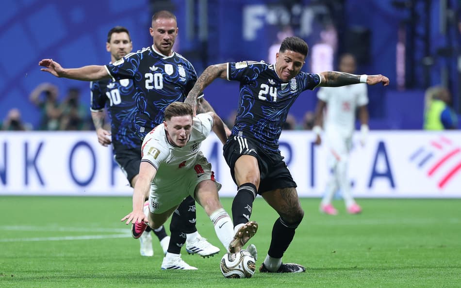 Enzo Fernandez e Eliot Anderson em dividida durante Inglaterra x Argentina