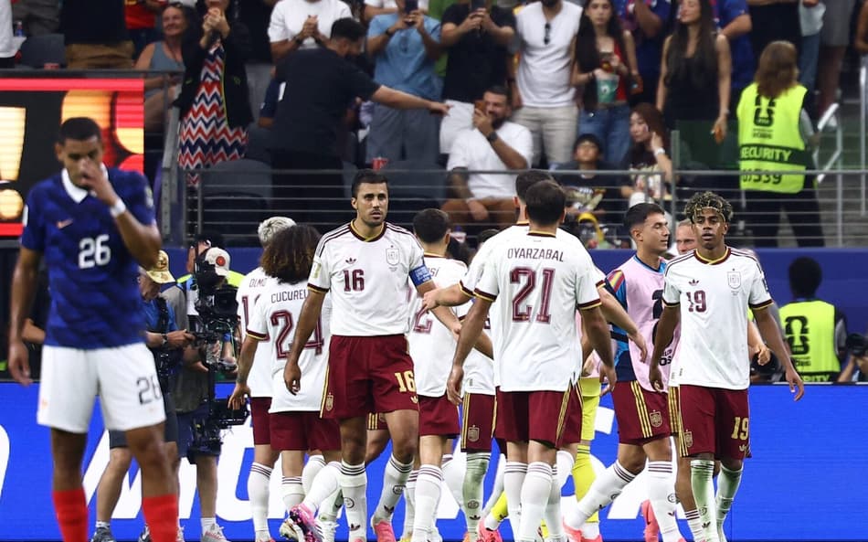 Jogadores da Espanha comemorando abraçados
