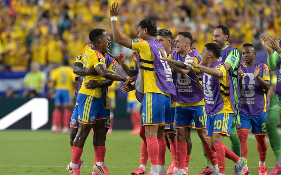 Elenco da Colômbia comemora gol de Arias na Copa