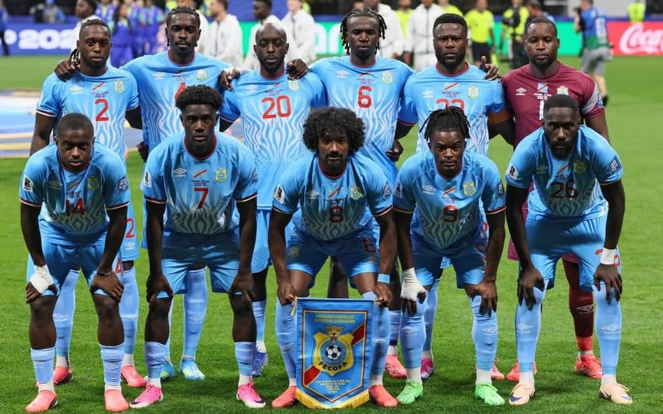 Elenco da RD Congo antes de partida contra Inglaterra pela Copa do Mundo
