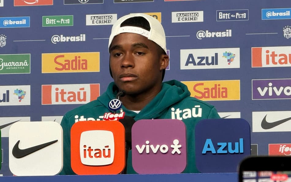 Endrick durante coletiva de imprensa da Seleção Brasileira
