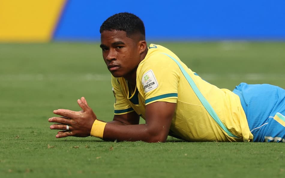 Endrick lamenta gol perdido durante Brasil x Noruega
