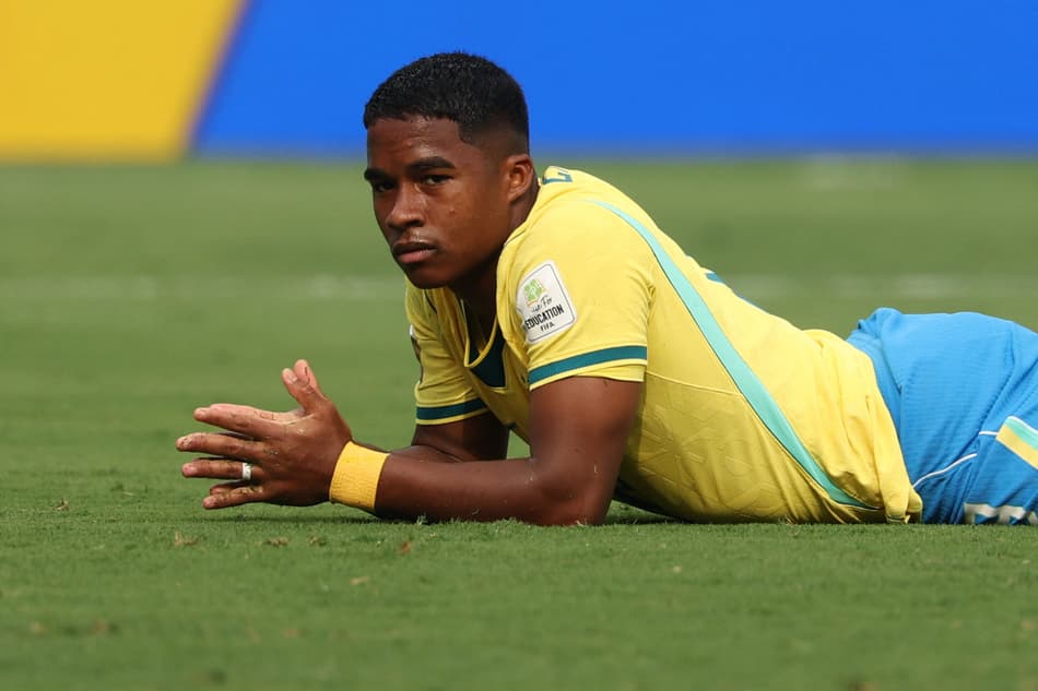 Endrick lamenta gol perdido durante Brasil x Noruega