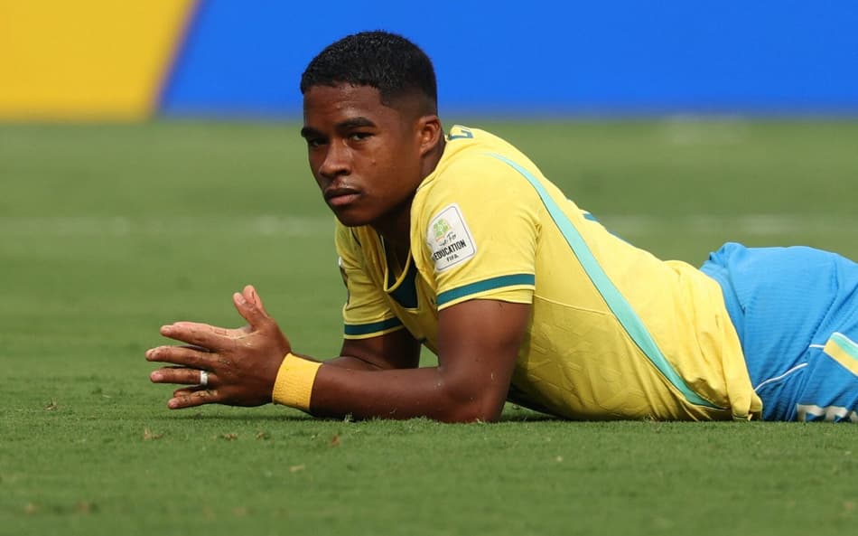 Endrick se lamenta após chance desperdiçada no jogo entre Brasil e Noruega