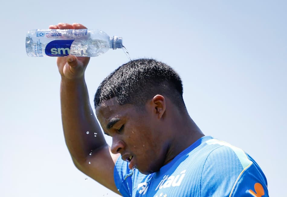 Endrick se refresca em treino da Seleção nos EUA