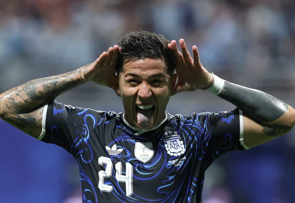 Enzo Fernandez comemora gol da Argentina com mãos nos ouvidos