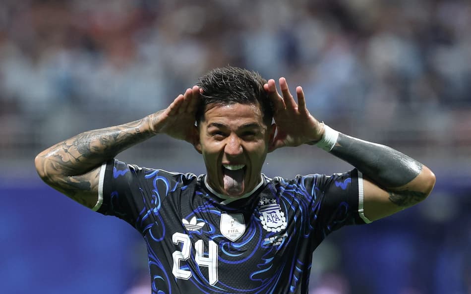 Enzo Fernandez comemora gol da Argentina com mãos nos ouvidos