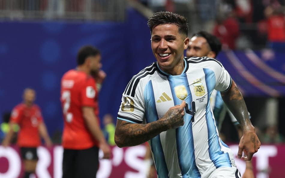 Enzo Fernández comemora gol da classificação da Argentina sobre o Egito, na Copa do Mundo