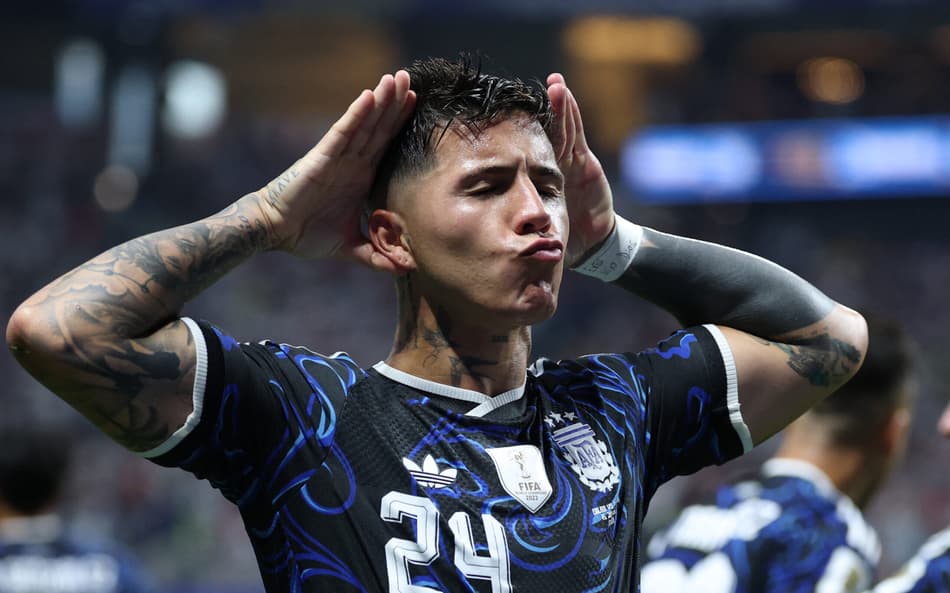 Enzo Fernández comemora gol marcado pela Argentina sobre a Inglaterra com as mãos nas orelhas