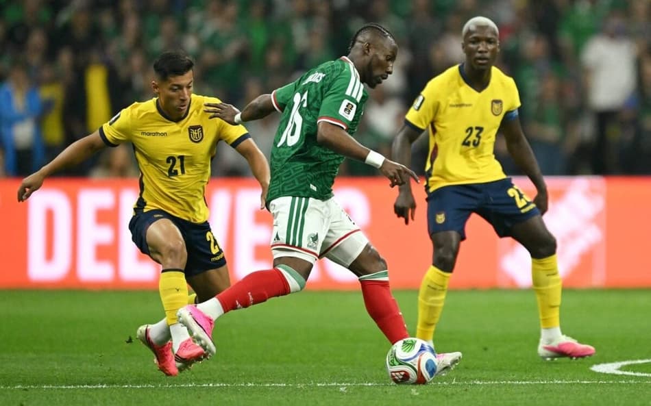 Alan Franco, em ação durante partida entre Equador e México pela segunda fase da Copa do Mundo. (Foto: Yuri CORTEZ / AFP)