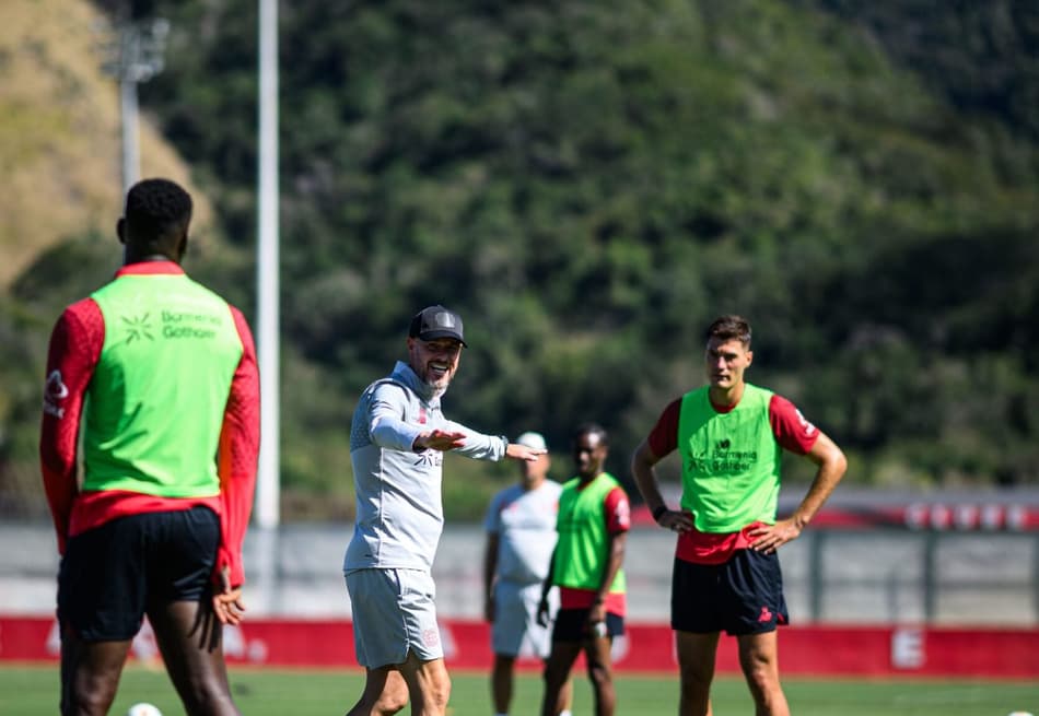 Erik ten Hag comanda treino do Bayer Leverkusen durante pré-temporada no Rio de Janeiro