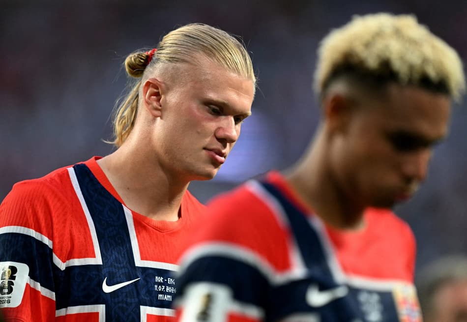 Erling Haaland cabisbaixo após eliminação da Noruega para a Inglaterra na Copa do Mundo