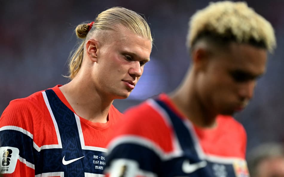Erling Haaland cabisbaixo após eliminação da Noruega para a Inglaterra na Copa do Mundo