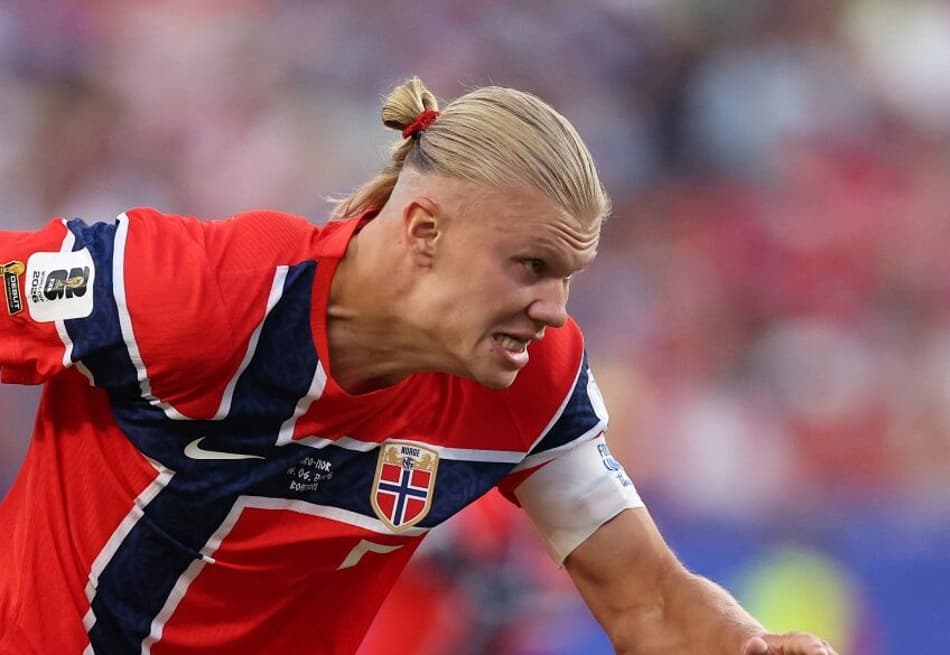 Erling Haaland se prepara antes de pique em jogo da Copa do Mundo