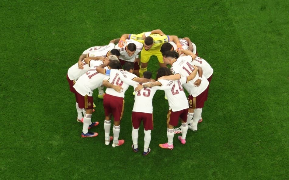 Jogadores da Espanha reunidos antes da partida contra a França na Copa do Mundo