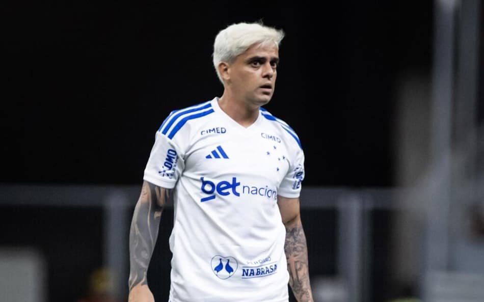 Fagner mapeia campo contra o Grêmio
