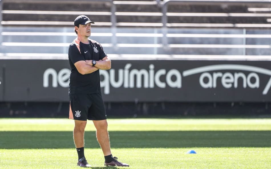 Diniz com os braços cruzados em treino do Corinthians
