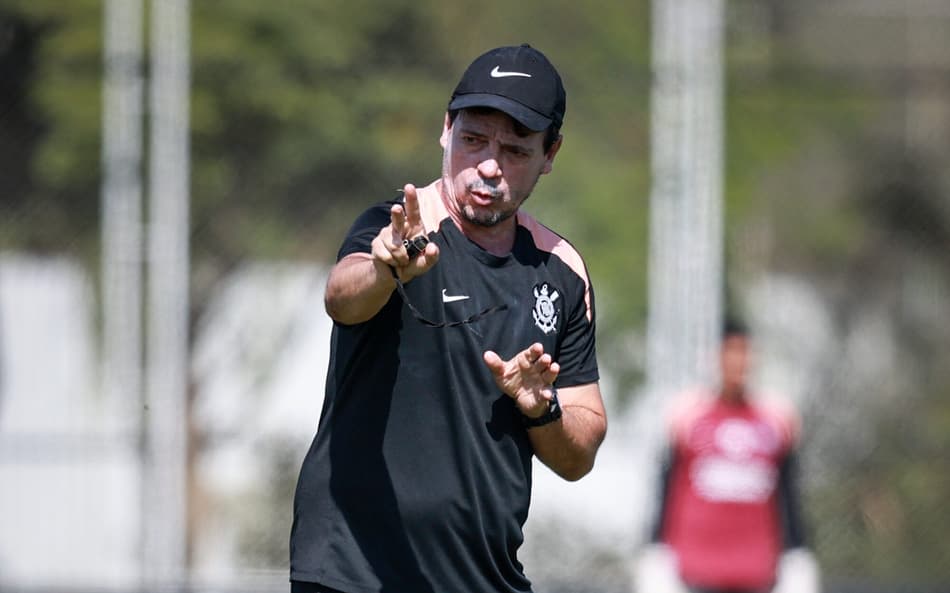 Fernando Diniz durante treinamento no Corinthians