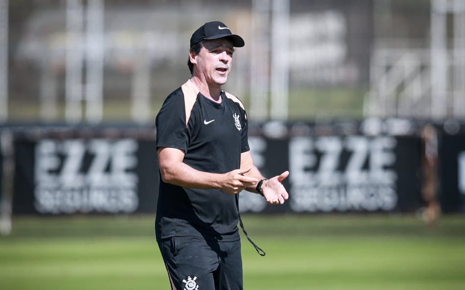Fernando Diniz faz sinal com as mãos durante treino do Corinthians