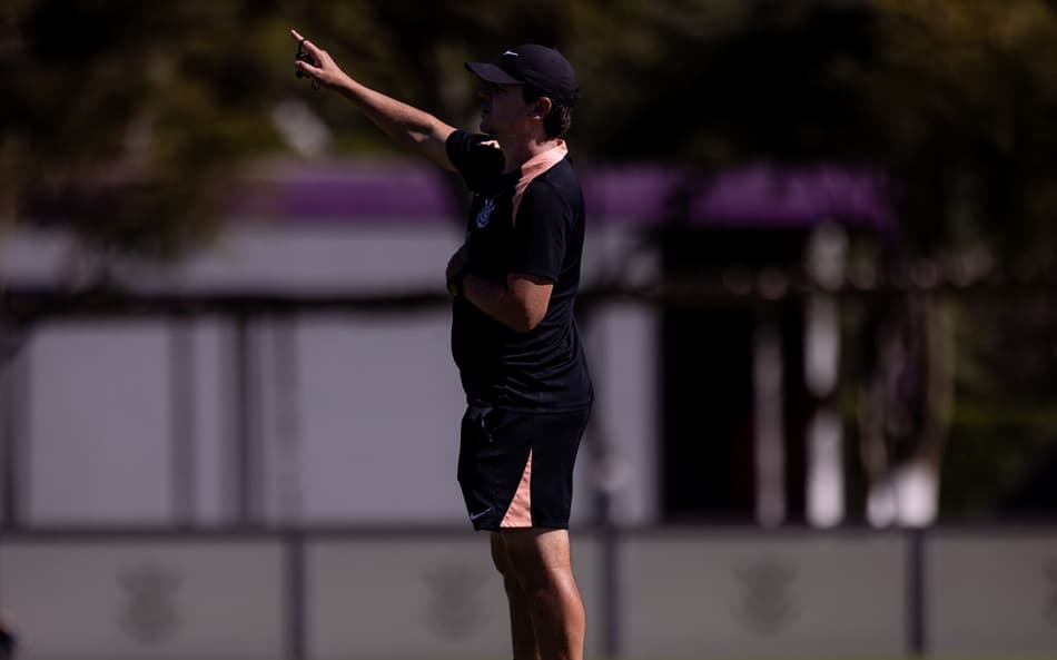 Fernando Diniz durante atividade no Corinthians
