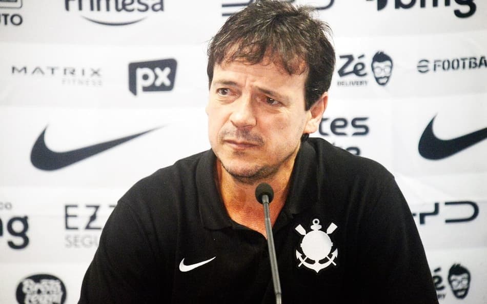 Fernando Diniz durante entrevista coletiva