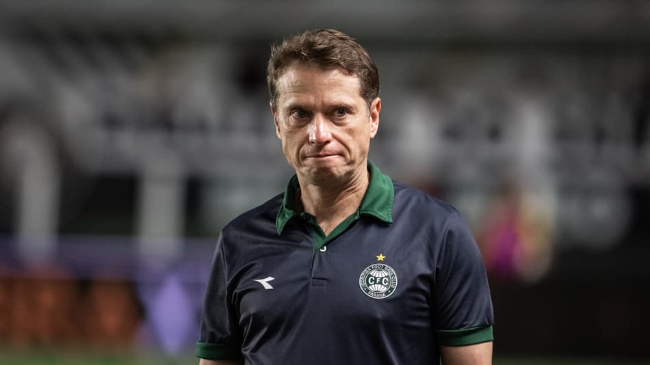 Fernando Seabra observa jogo entre Coritiba e Santos, pela Copa do Brasil
