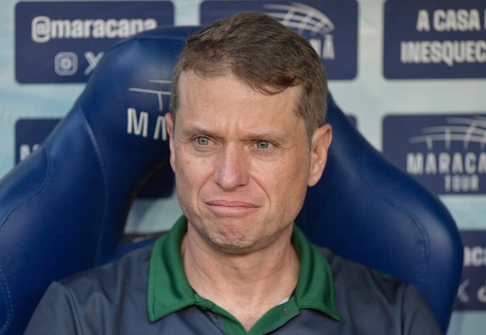 Fernando Seabra sentado no banco de reservas na partida entre Coritiba e Flamengo, no Maracanã