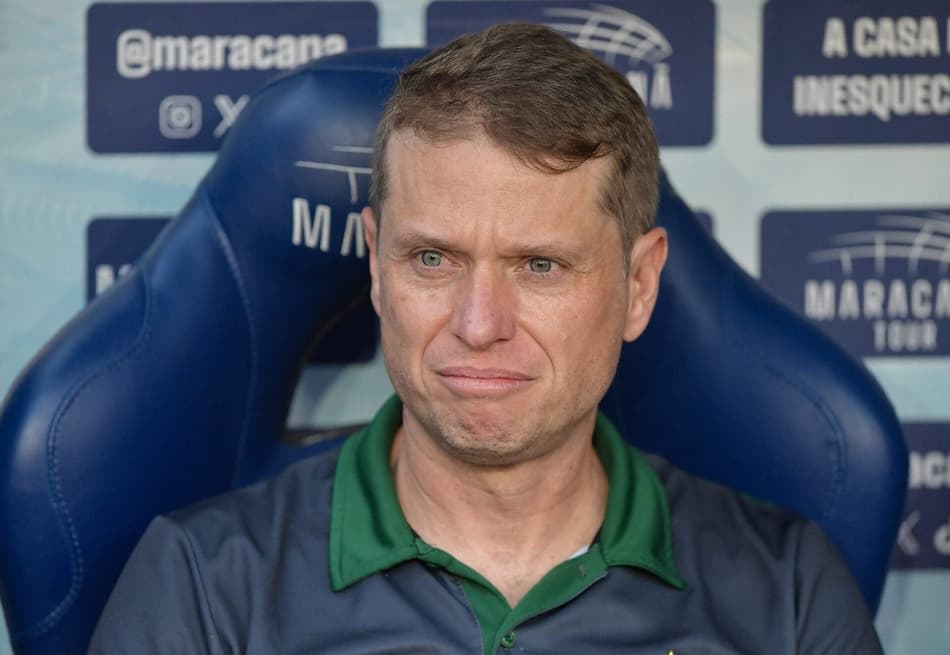 Fernando Seabra sentado no banco de reservas na partida entre Coritiba e Flamengo, no Maracanã