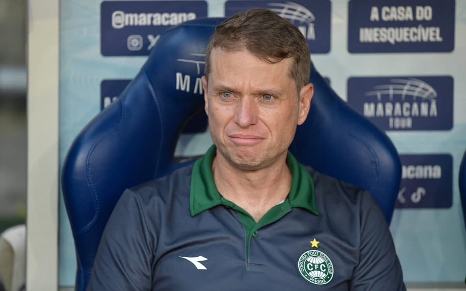 Fernando Seabra sentado no banco de reservas na partida entre Coritiba e Flamengo, no Maracanã