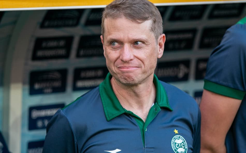 Fernando Seabra no banco de reservas comandando o Coritiba contra o Flamengo