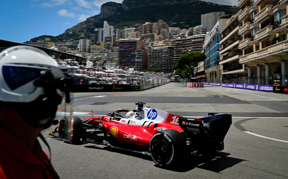 O piloto monegasco da Ferrari, Charles Leclerc, participa do primeiro treino livre no circuito de rua de Mônaco, antes do Grande Prêmio de Mônaco de Fórmula 1 (Foto: Andrej Isakovic / Afp)